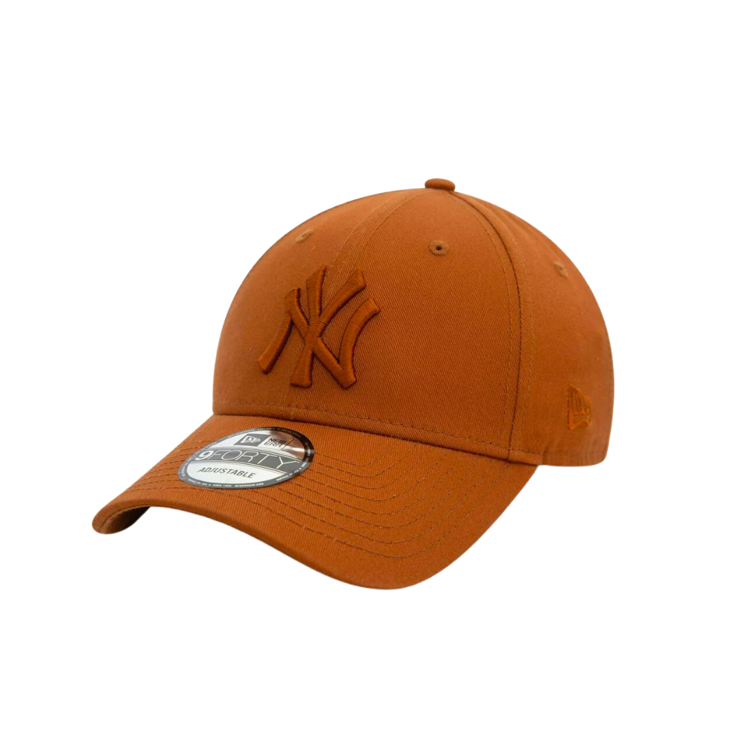 NEW ERA 9FORTY LEAGUE ESSENTIAL MLB YANKEES BROWN - BROWN OSFA